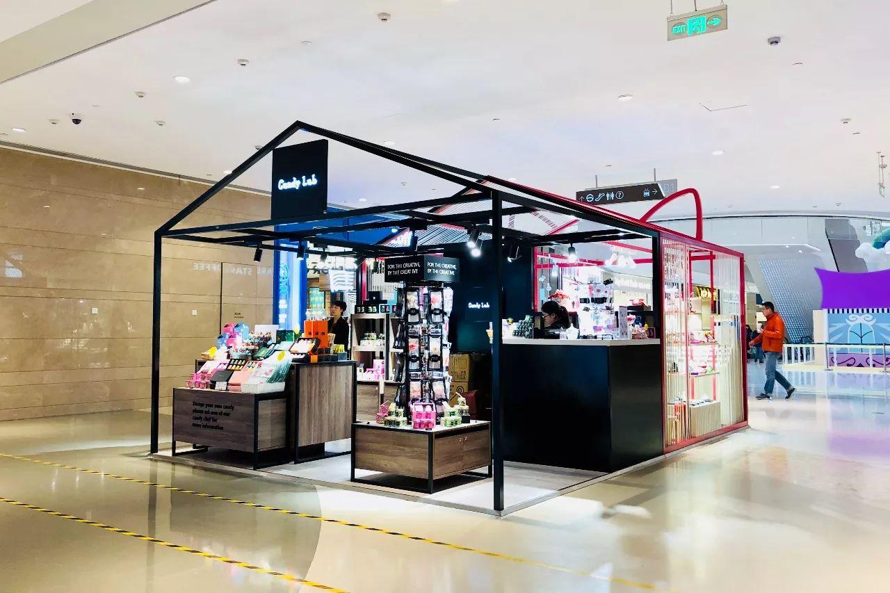 ▼ 在运动潮流区域,同样是两个品牌拼接的中岛,商场这次又做到了