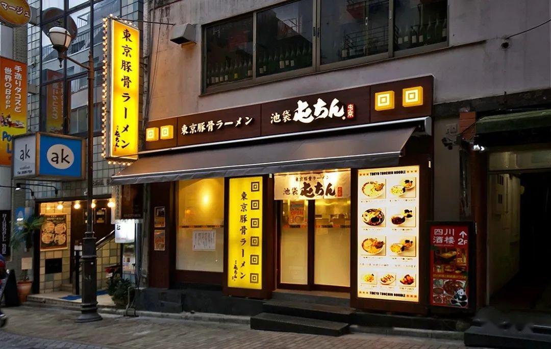 熬汤的主料中,以猪骨用得最多,所以很多日式拉面馆的橱窗招牌上都会