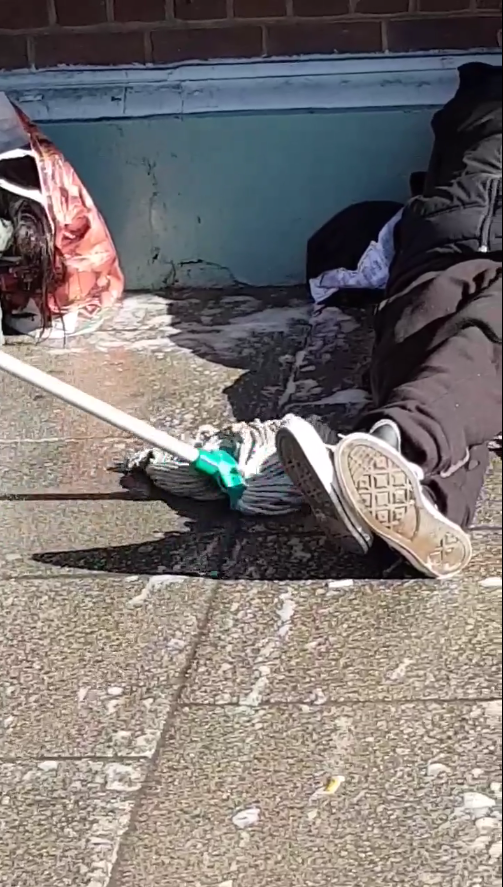 火车站工作人员用拖地脏水泼流浪汉赶人!网友:开除他们!