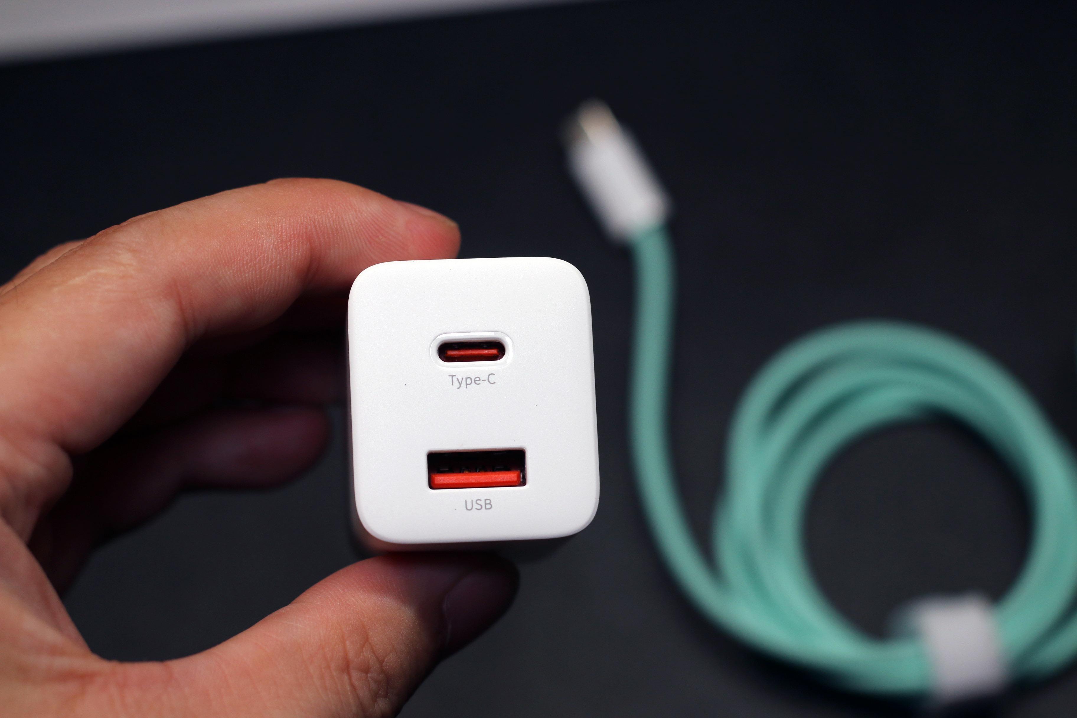 想要充电更迅速,首先要有倍思快充头,它采用新型硅