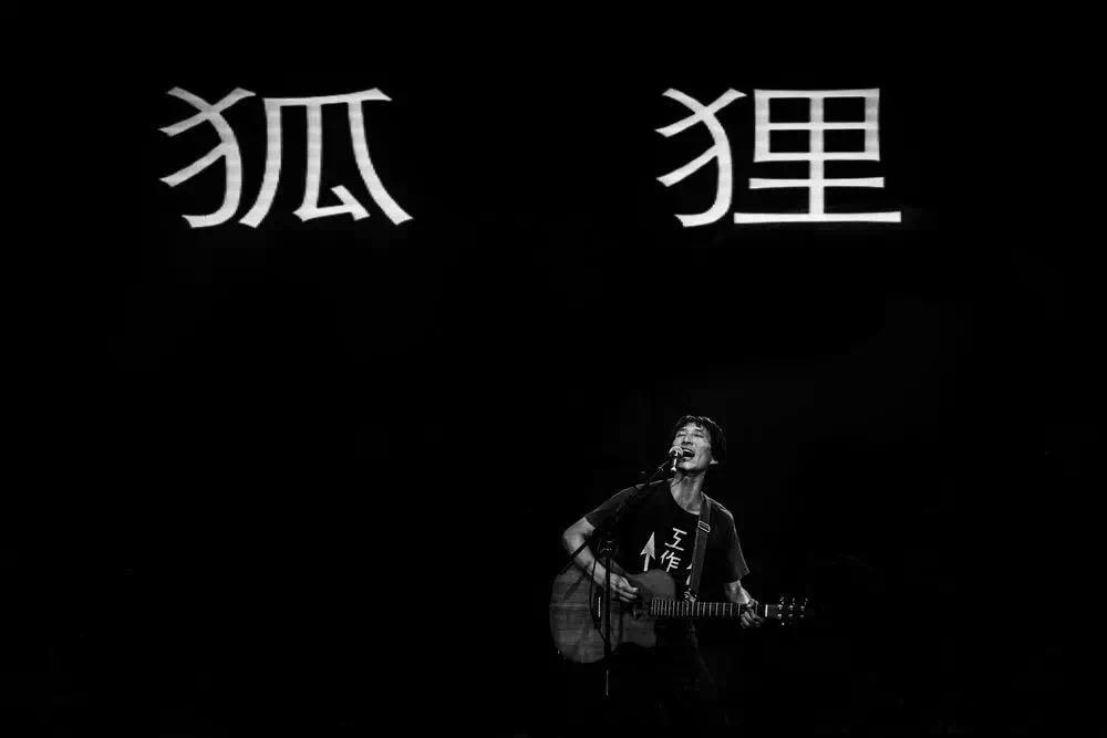 那天排练,也不知她是受了什么刺激,硬要唱《万晓利》的《狐狸》,从人