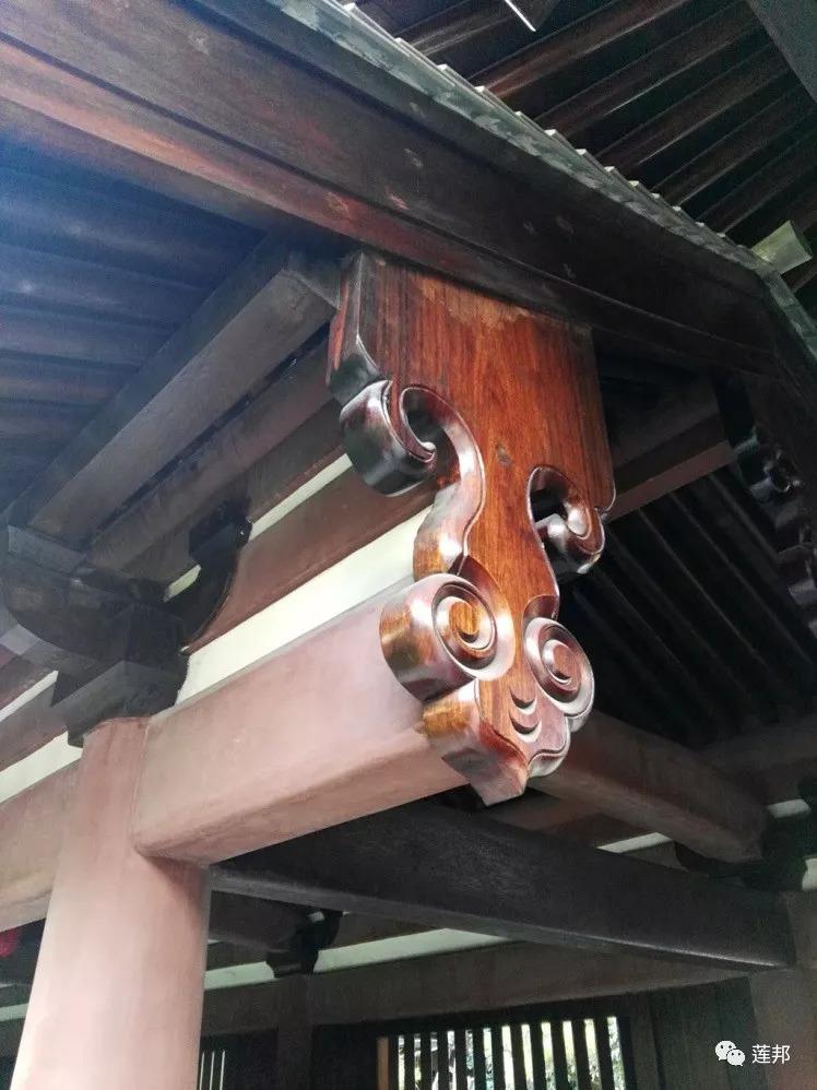 板,是贴挂在屋檐或楼层平座下的板状构件,用于封挡梁,椽或望板的前部