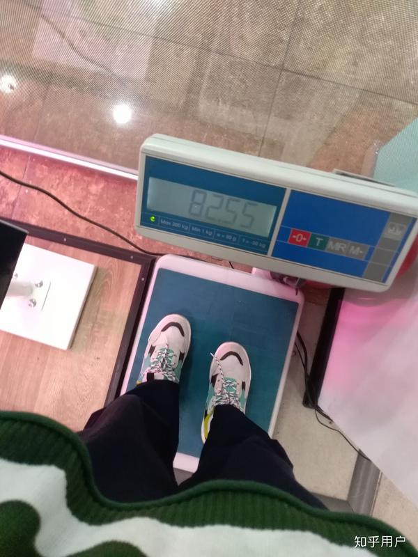 减肥打卡,希望能瘦! 这是今天在健身房的体重,明天开始正式打卡.是kg.