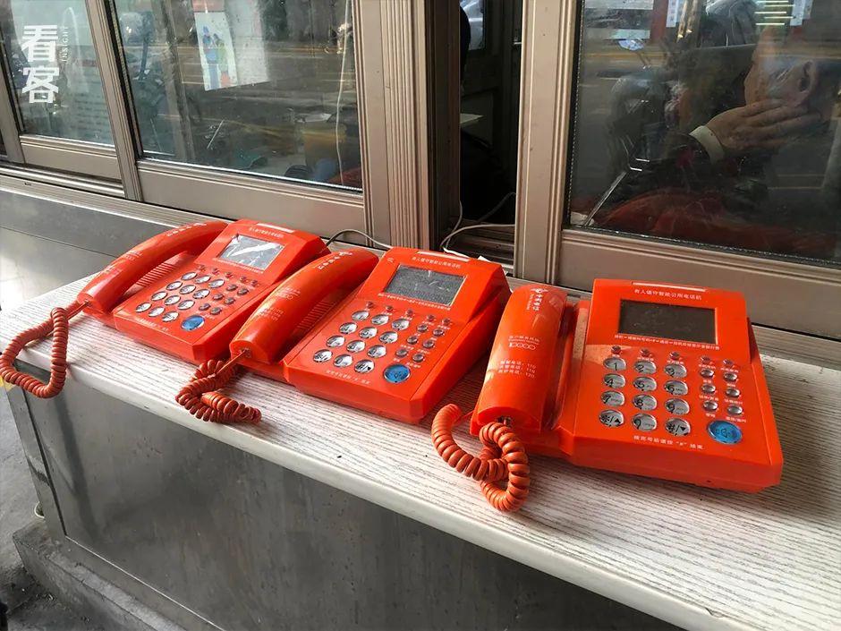在手机高度普及的年代,还有谁会使用公用电话呢?