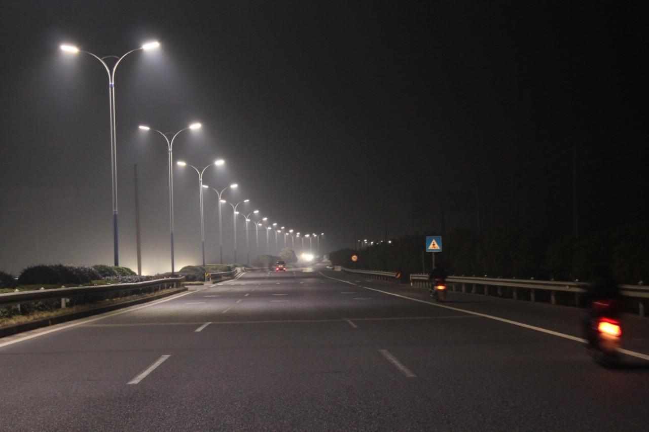 广陵大桥上的路灯图片