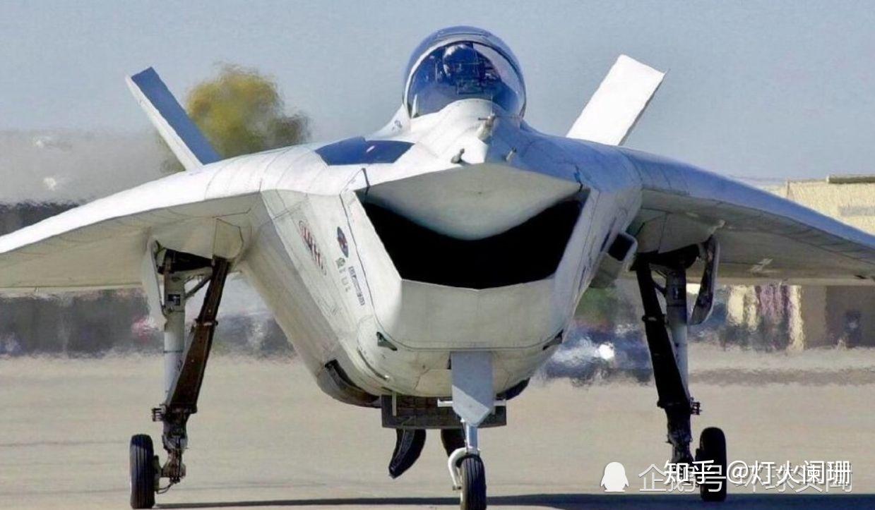 图为美国yf-23"黑寡妇"战斗机,隐身性能强于f-22,但最后却落败于f-22