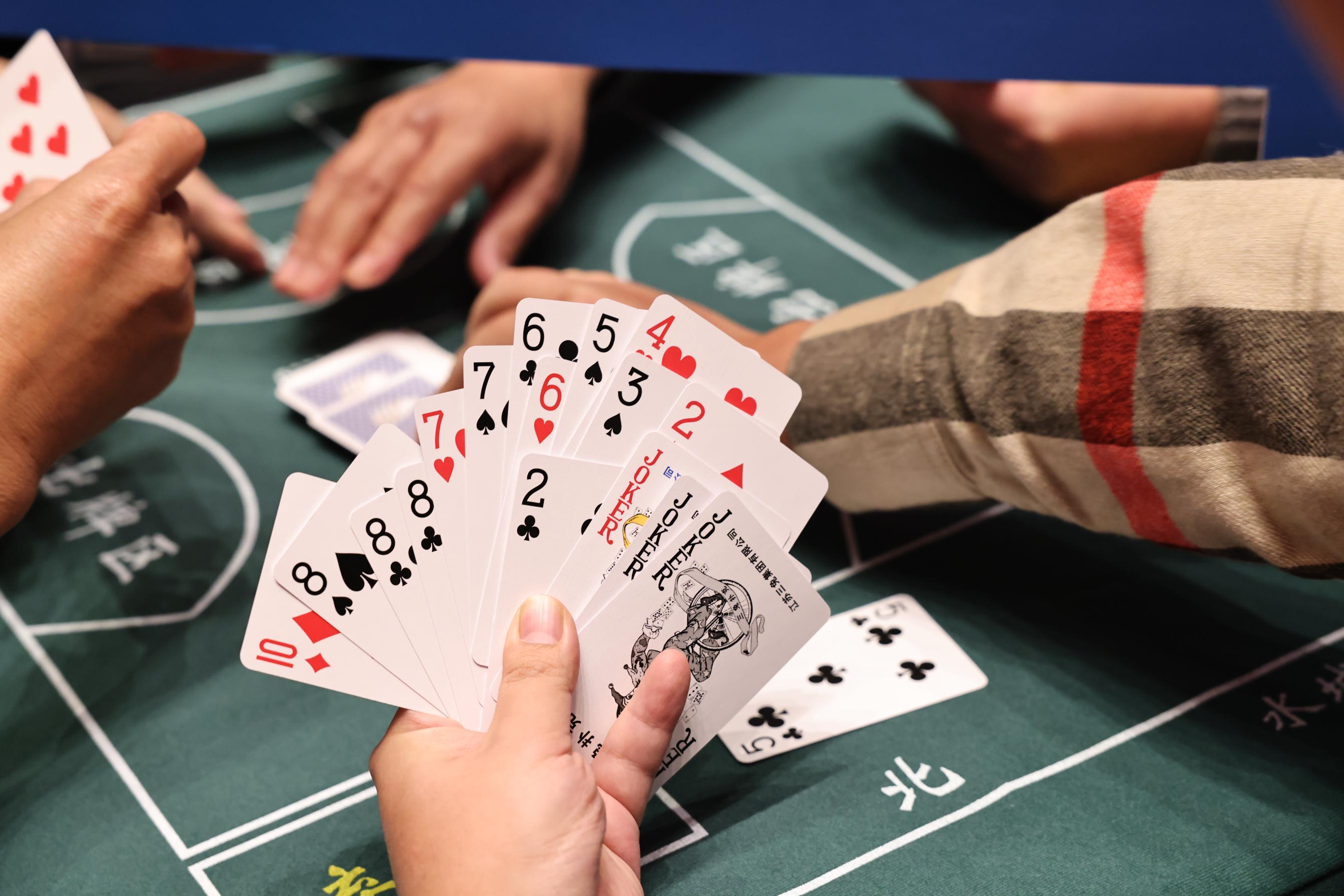 据了解,掼蛋作为一种深受广大人民群众喜爱的传统纸牌游戏,它既能锻炼