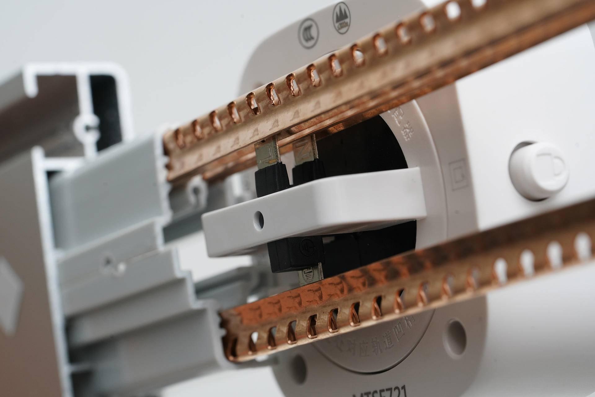 突然流行的轨道插座怎么买工科男硬核拆解横评6款轨道插座西门子公牛