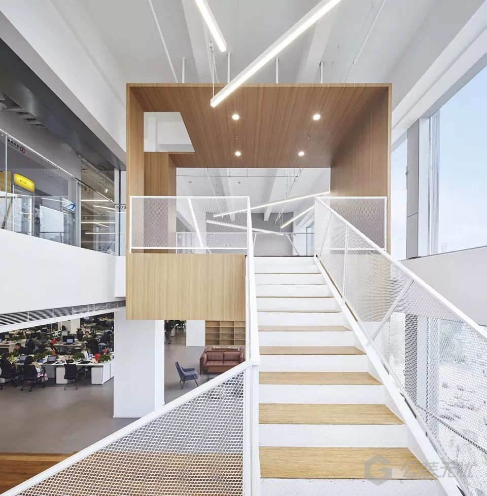 loft具有高大的空间,上下双层复式结构复杂,使得loft办公室的装修设计