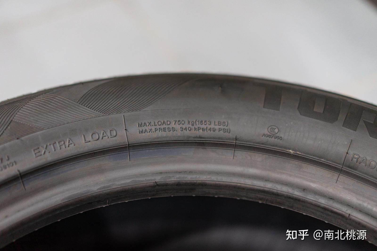 这次更换的雷神静悦轮胎规格为215/55 r1798w,相比较旧轮胎的94v在