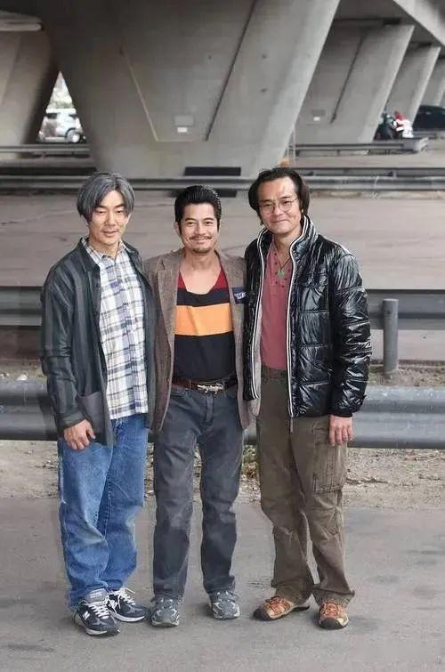 任贤齐郭富城素颜合影,没灯光没美颜,网友:在农村很难娶到媳妇