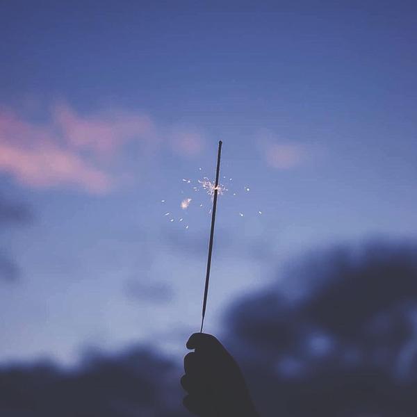 有没有简约冷色系的壁纸或头像