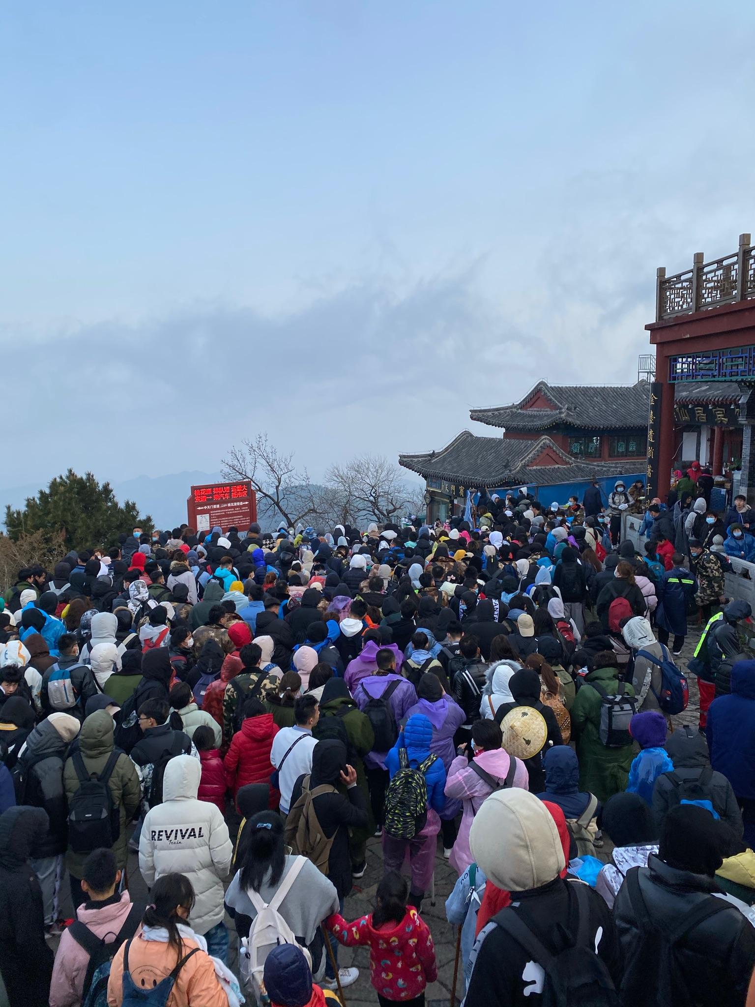 如何看待五一假期首日的泰山景区游客大量聚集的不实报道