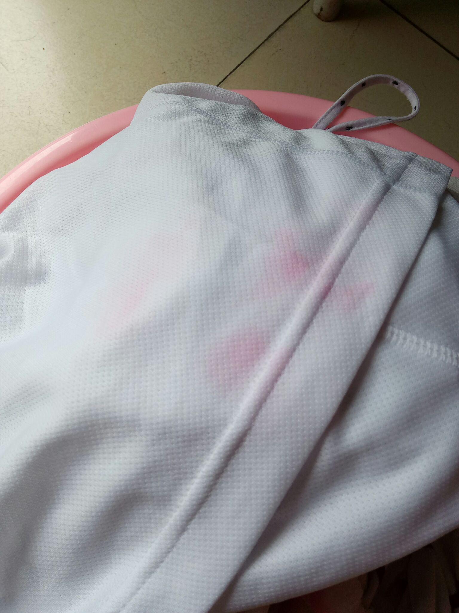 白衣服不辛在洗衣服的过程中被染红了,怎么使