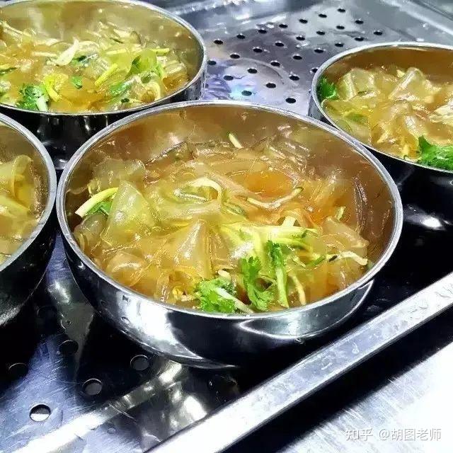 红岭中学食堂除了常见的自选菜式,煎焗饭,石锅拌饭,甜点,大饼外,还有