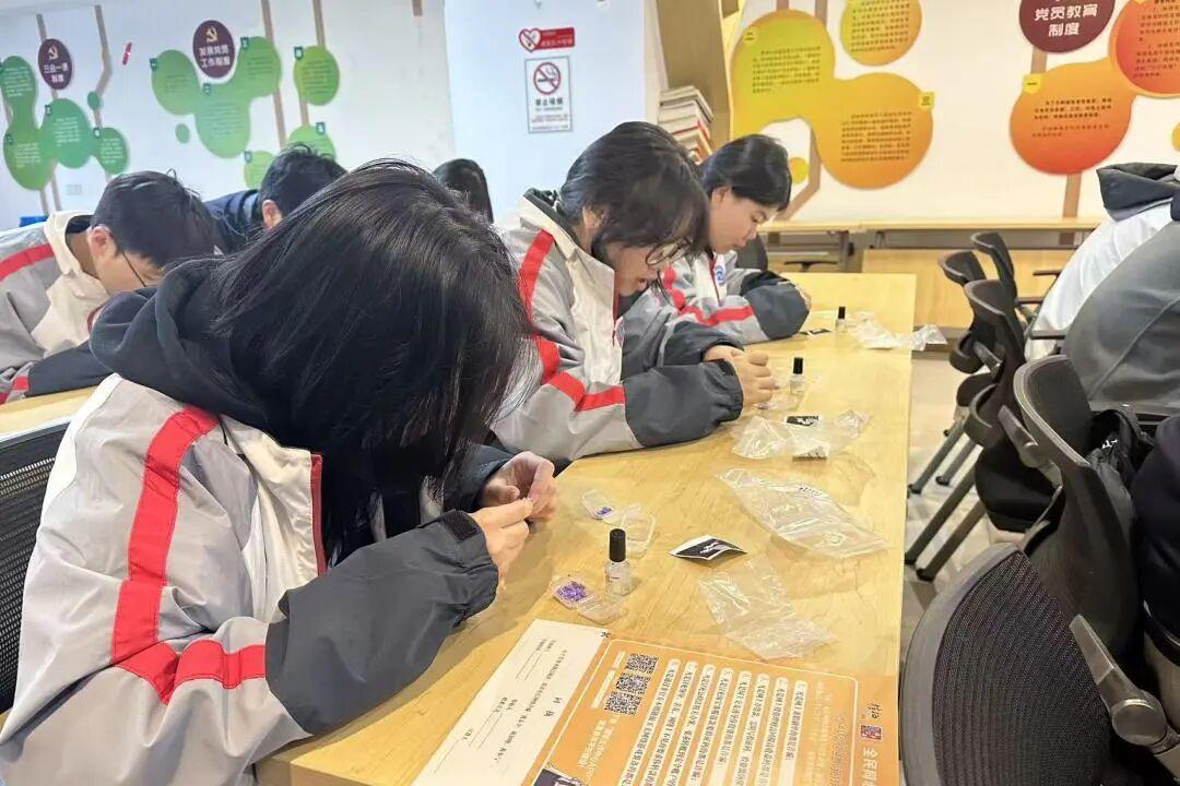 浙江省广播电视中等专业学校学生参与枇杷湾社区手工坊志愿服务活动！(图2)