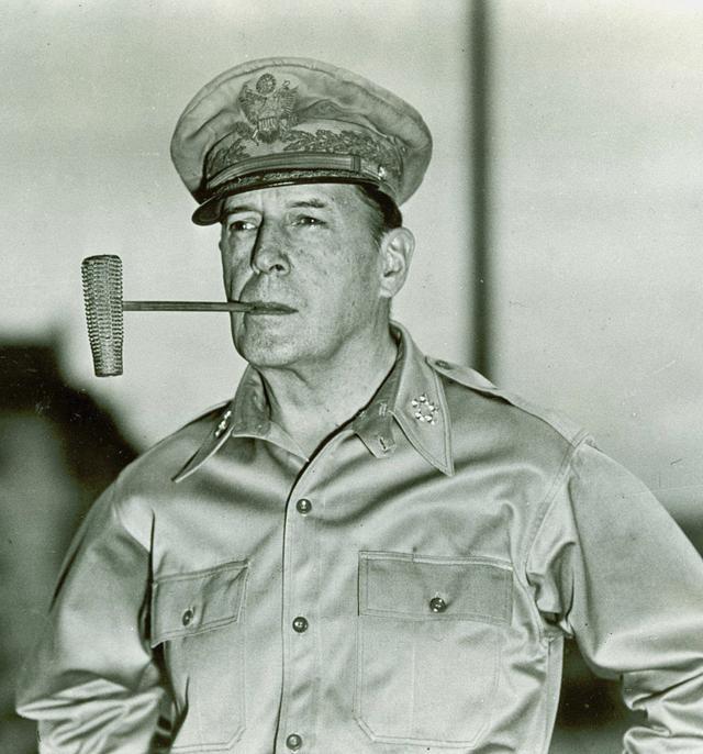 二战 美军 主张进攻菲律宾的麦克阿瑟事实上,就在菲律宾海海战正式
