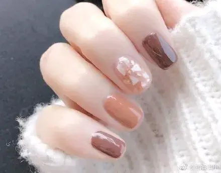 这里可能是最全的新年美甲集合了-新年美甲图片2021简单大方红色衣服