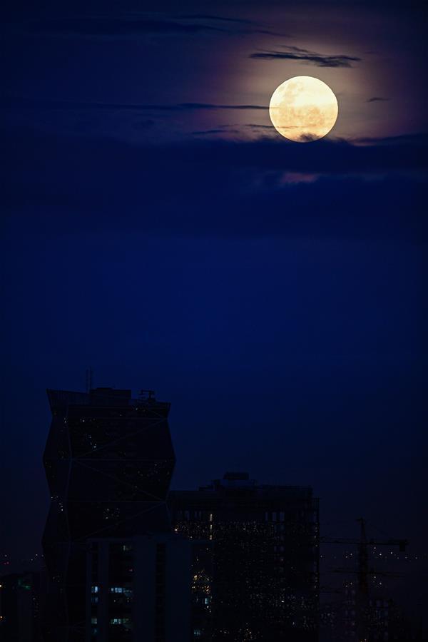 今晚月亮高清图图片