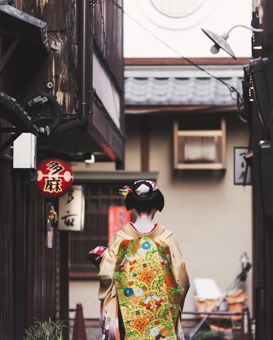 日本街头穿和服的花姑娘