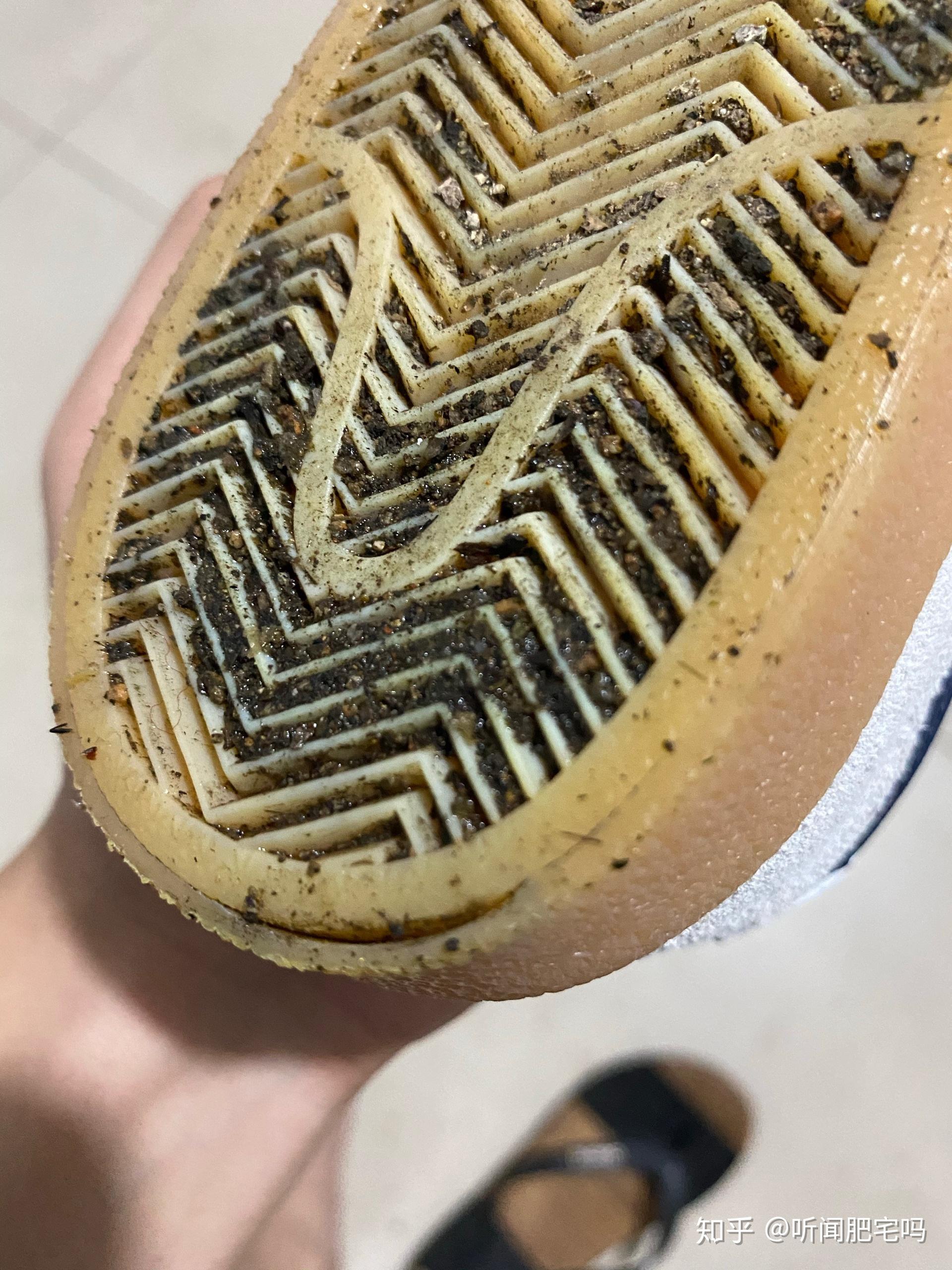 在得物上买的鞋穿了两次开胶了怎么申请售后