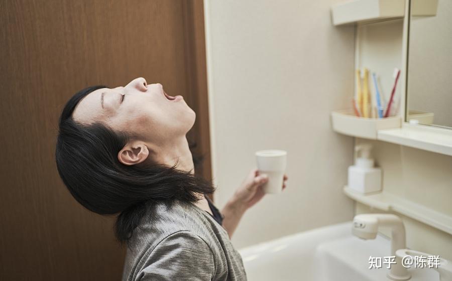 早上起床洗漱的时候,含一口可以喝的水,仰头45°,然后让水在口里发出