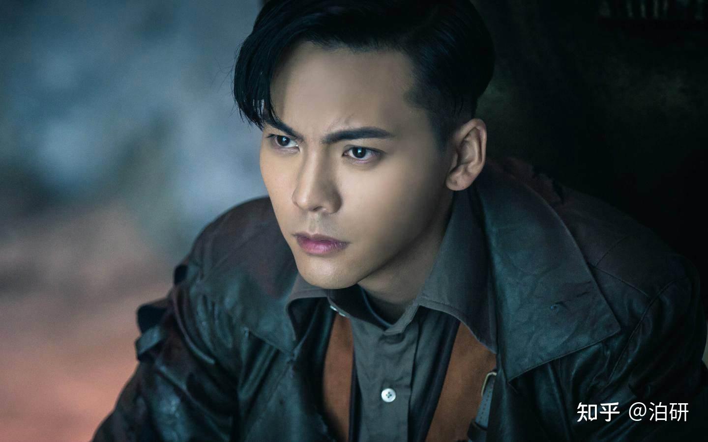 陈伟霆的鼻子是比较高挺的,而且鼻梁比较直.