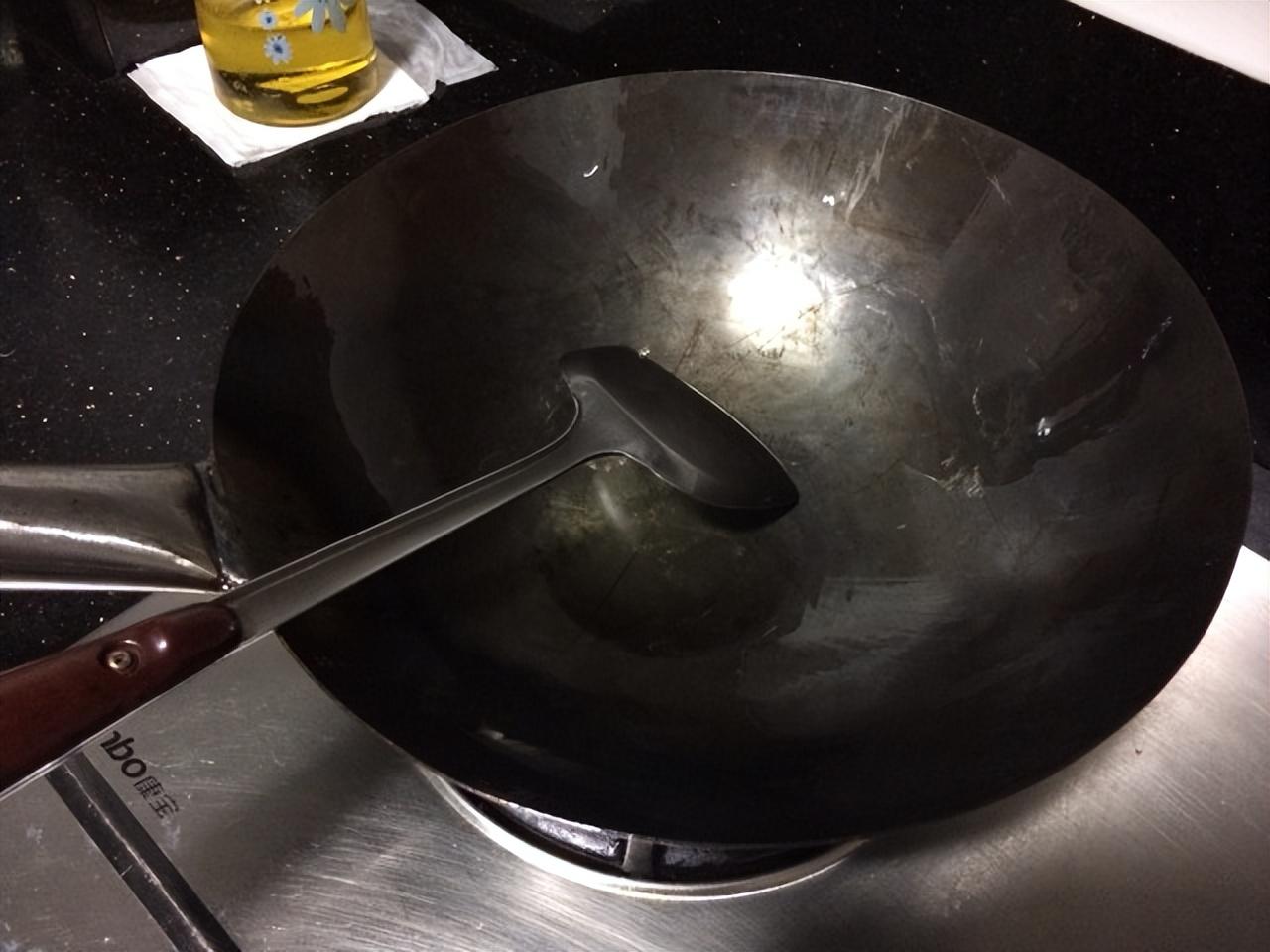 新买的铸铁锅一定不能直接用，开锅养锅详细告诉你，效果胜过涂层锅