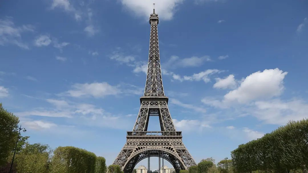 談到巴黎,乃至整個法國的標誌性建築,la tour eiffel 埃菲爾鐵塔一定