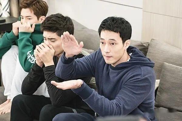 诠释过健身教练的角色,剧里苏志燮饰演的「金英浩」小时候罹患过骨癌