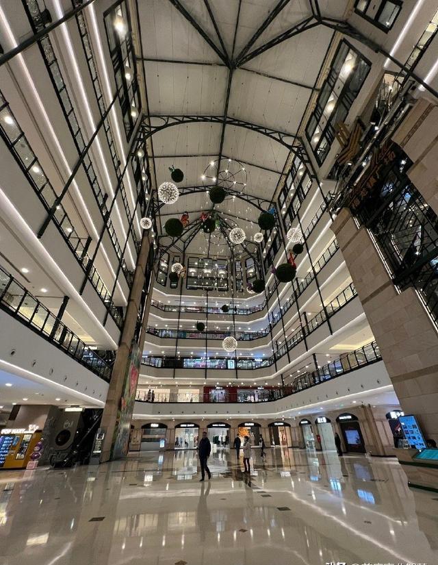 全球第二大的苹果零售店在上海开业,而老牌百货公司伊势丹在上海的