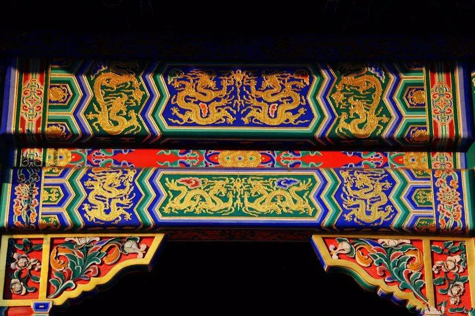 这张永寿宫彩画为龙凤和玺彩画,西番莲灵芝垫栱板,八宝纹平板枋.