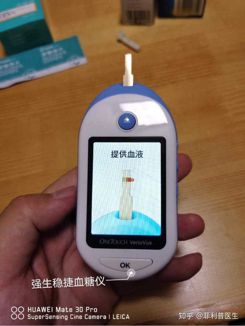 血糖仪包装,里面是一个做工精细的收纳盒:收纳盒里面有主机一台,采血