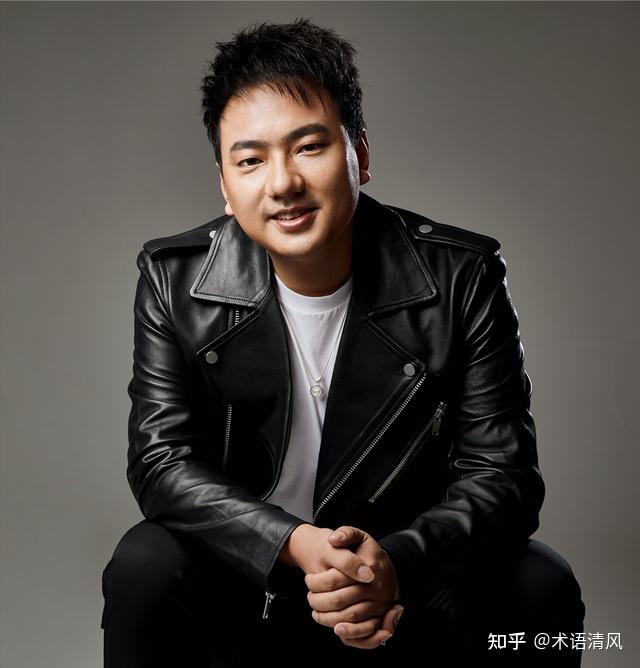 海来阿木引发热议!跟女助理蹲在火车角落里,一点不像一线明星! - 知乎