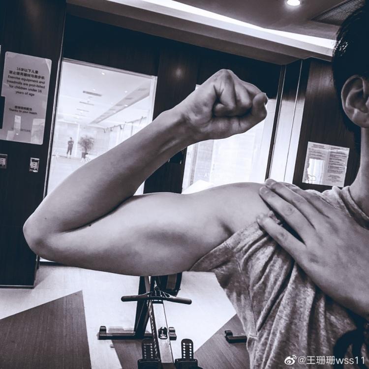 中国女足队长王珊珊晒照秀肱二头肌三月的第一天加油