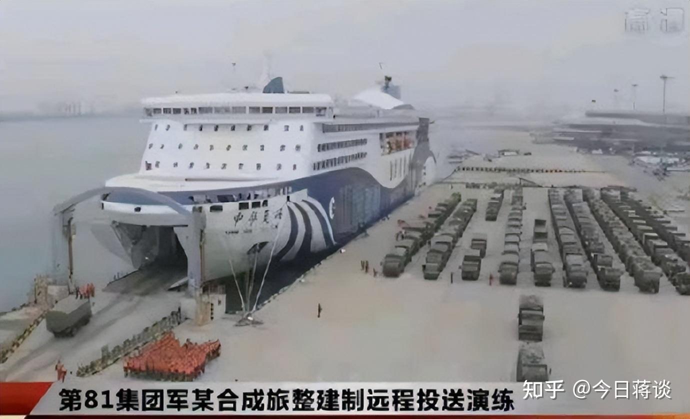 解放军征调渤海滚装船,在人造港口卸下一列列军车,信息量很大 - 知乎
