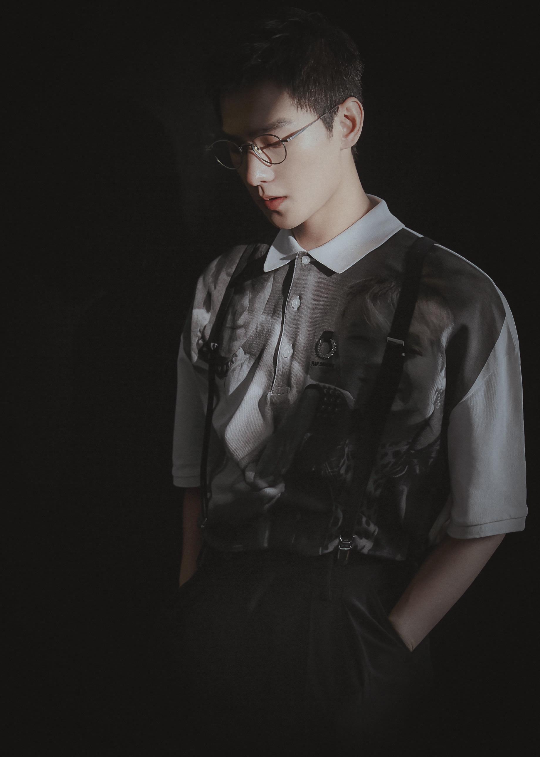 手机里有没有杨洋戴眼镜的壁纸头像