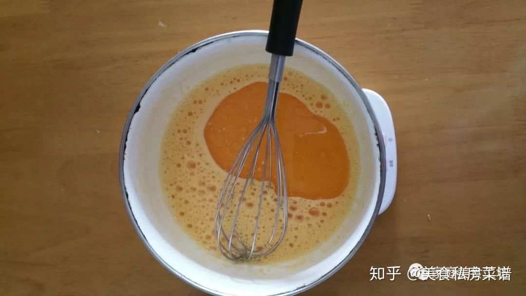 今天小编来教你做抹茶蜜豆奶油夹心蛋糕,听名字就很好吃吧 