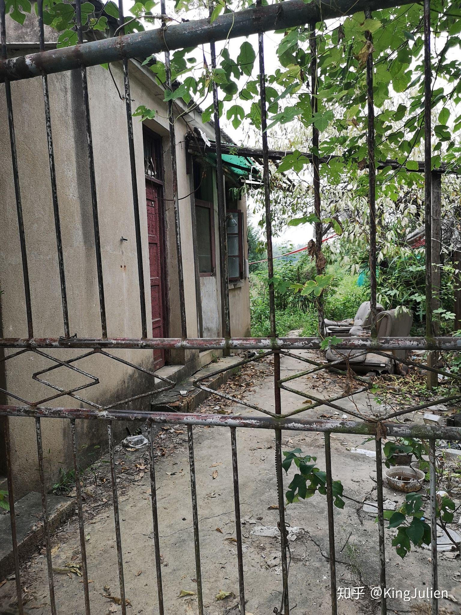 桥的旁边有一座已经废弃平房,从外观上看不太像是线路边设置的值班室