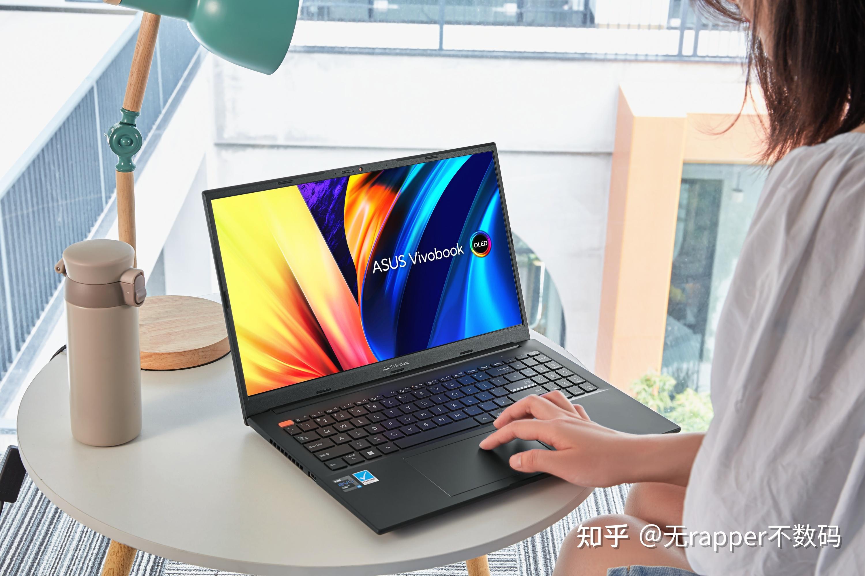 来说惠普的拓展性更好,适合多任务办公群体;荣耀笔记本则强在与荣耀