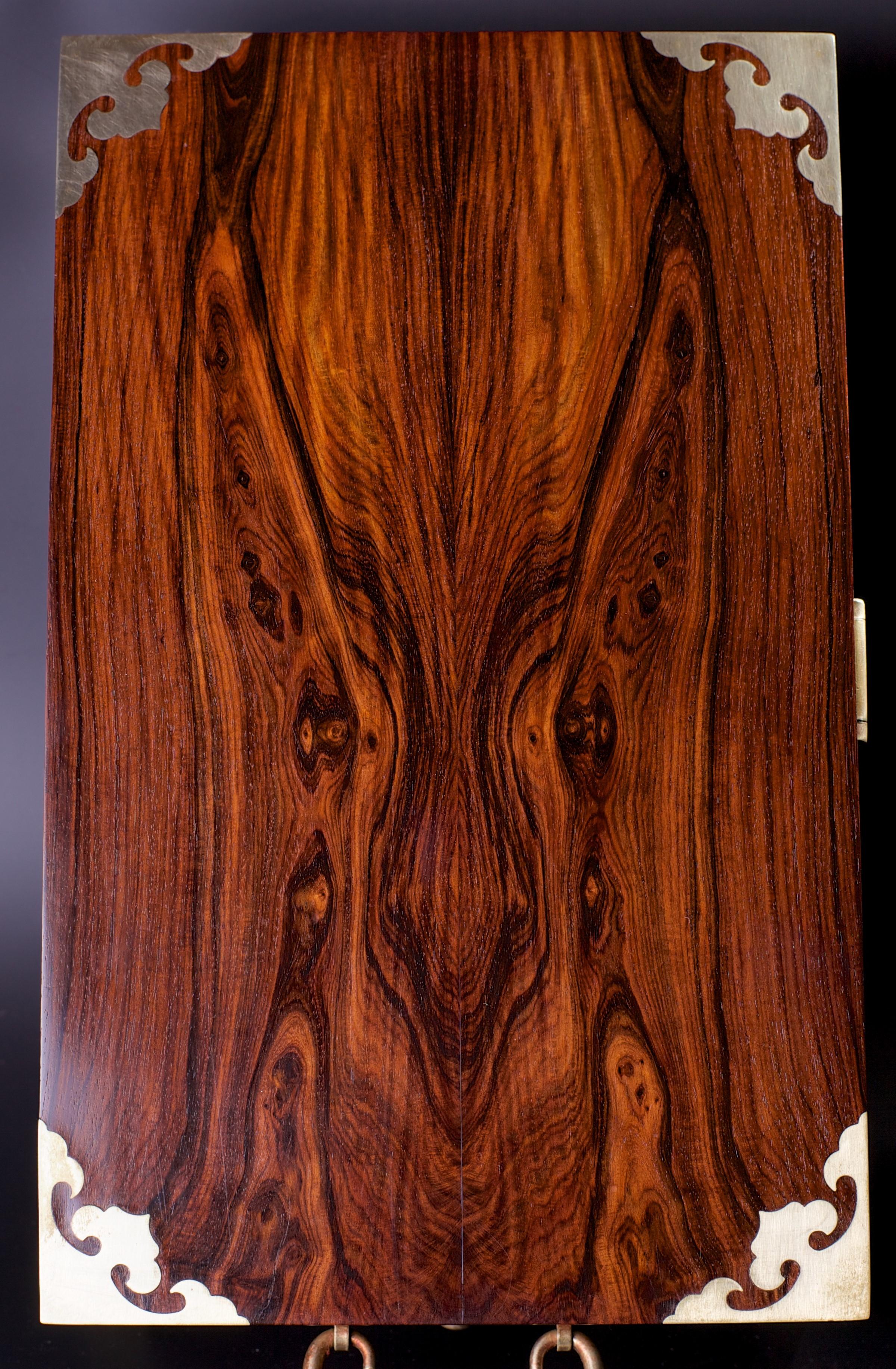 木中珍品贵比黄金的海南黄花梨究竟魅力何在