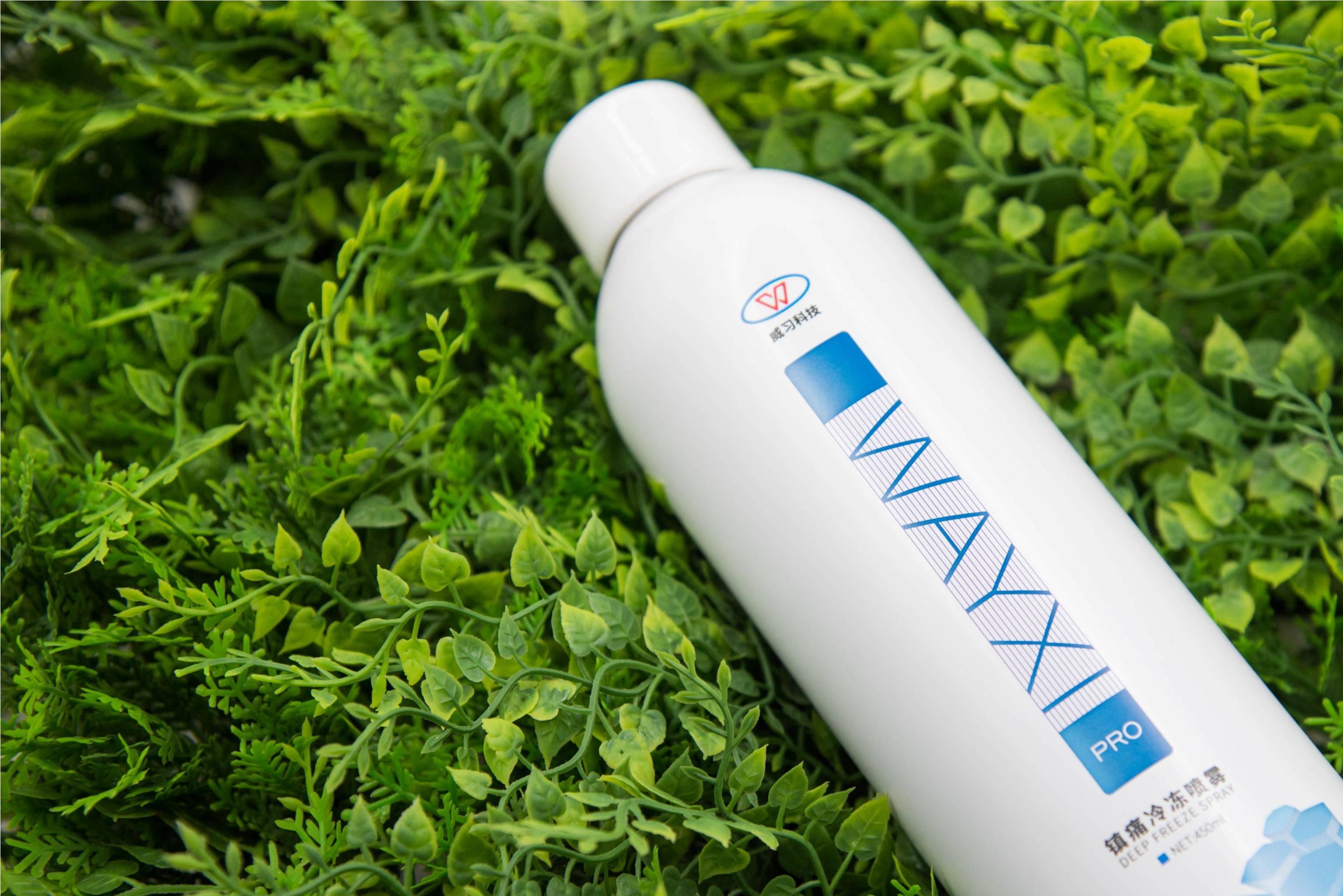 足球比赛中球员受伤时队医喷的那个白色喷雾是