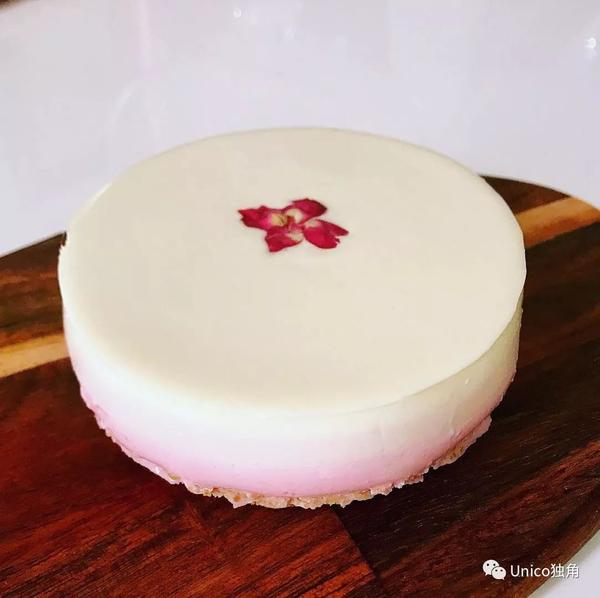 慕斯糊倒入模具中,放入冷冻室大约15分钟就可以达到表面凝固不流动的