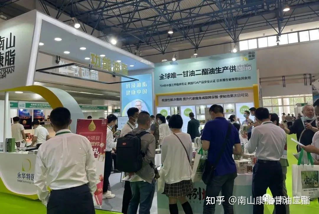 在短短三天展期内,南山康脂是四号馆人流量最大的,展台前人头攒动