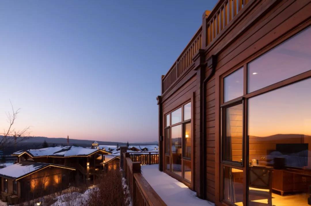 凭借与瑞士雪山如出一辙的雪景和小木屋,被称为"国内版小瑞士".