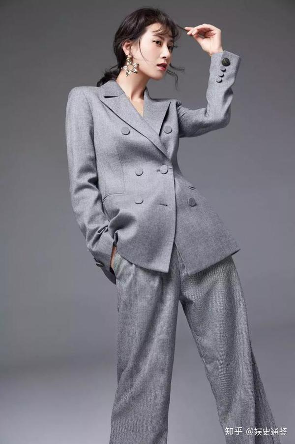 赵柯本是艺术体操运动员出身↓ 之后转战学习了舞蹈,所以她的身形又直