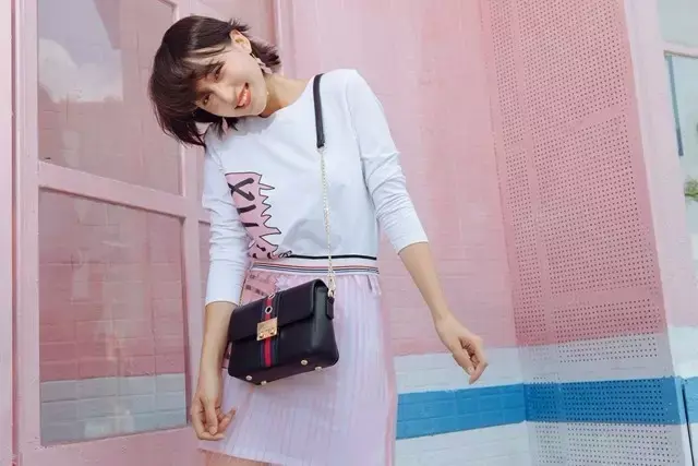 拍照怎么才能拍出真实的自己 v2-cca05e656fb2a55acb4e351d33ccfbe9_r.jpg