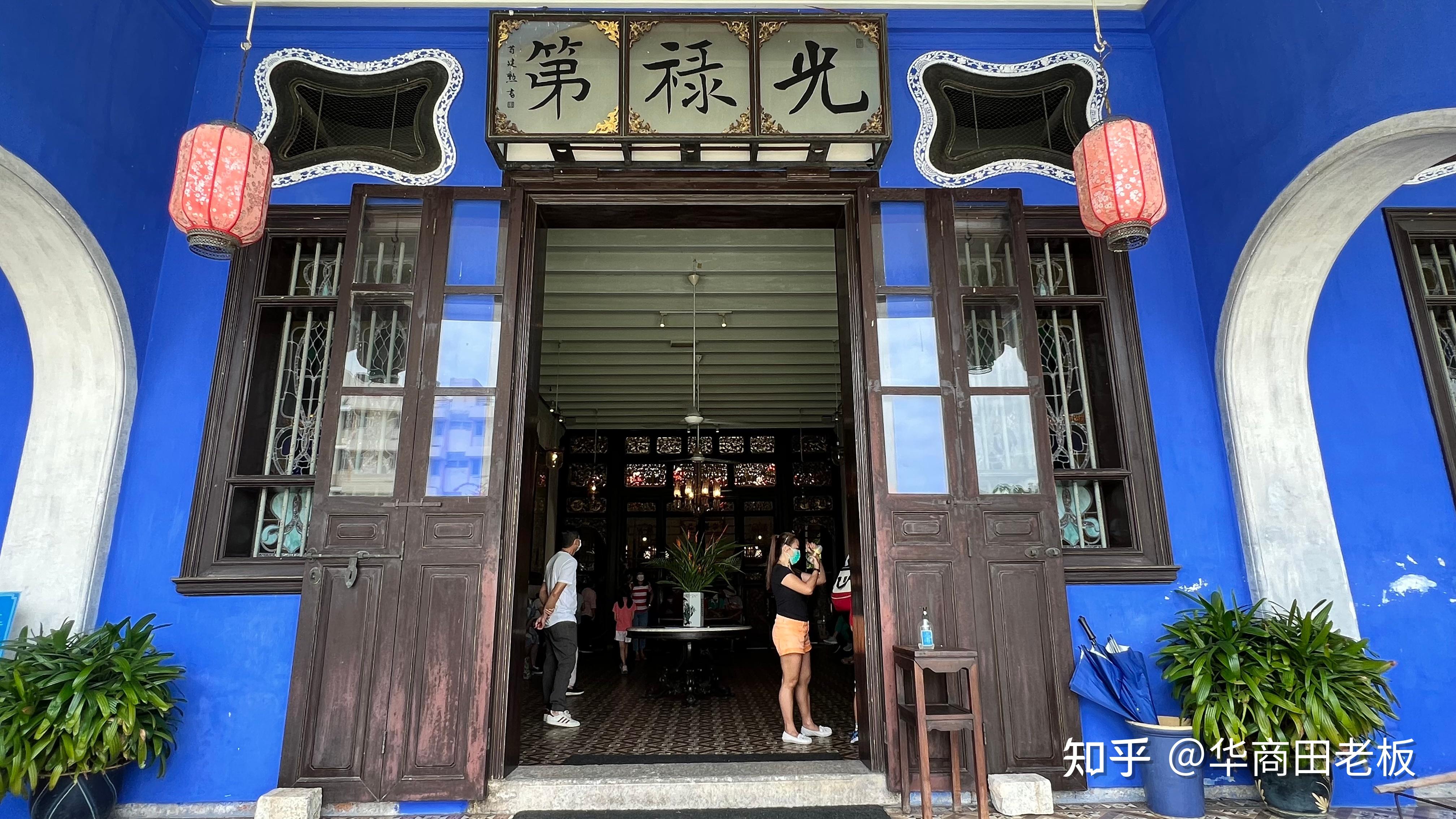 蓝屋的蓝,传统又神秘,蕴含着浓浓的南洋娘热风,他召集数名工匠采摘