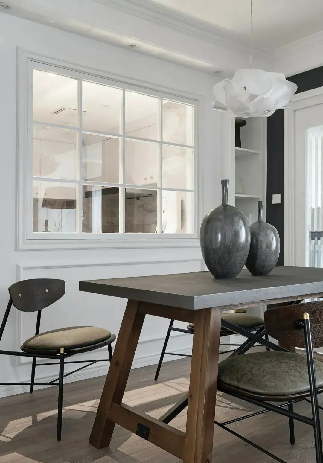 室内窗,说白了就是在室内空间的墙面上增加窗户:这种设计有四个尤其