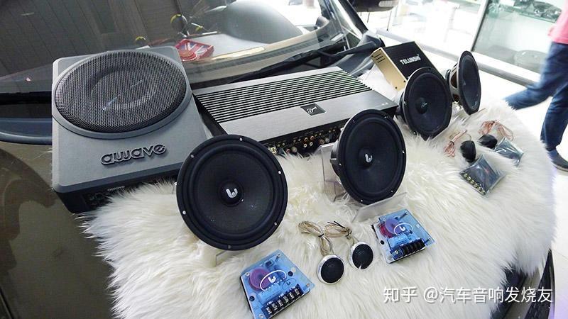 铃木雨燕汽车音响改装享受和朋友一起改装的乐趣主动分音体验